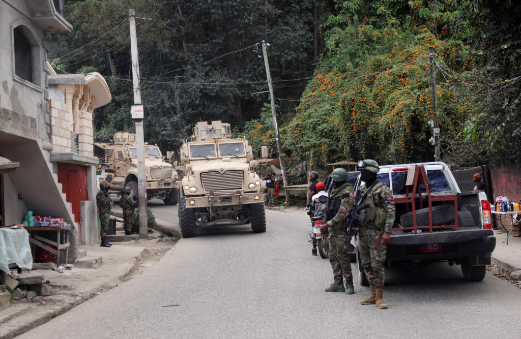 Členovia haitských ozbrojených síl hliadkujú v uliciach štvrte Kenscoff po dňoch násilia gangov v Port-au-Prince. FOTO: Reuters
