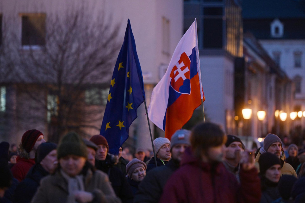 Na snímke demonštranti počas protestného zhromaždenia Slovensko je Európa v Trnave. FOTO: TASR/Lukáš Grinaj