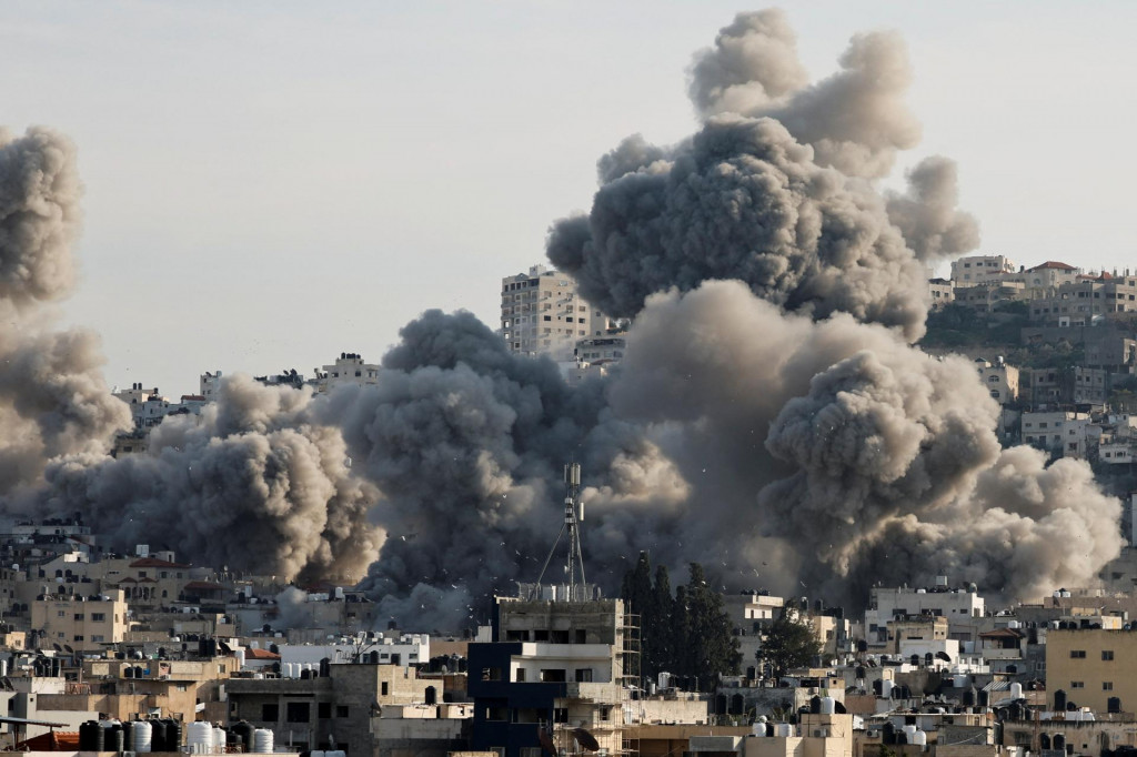 Dym stúpa počas operácie izraelskej armády v Džaníne. FOTO: Reuters