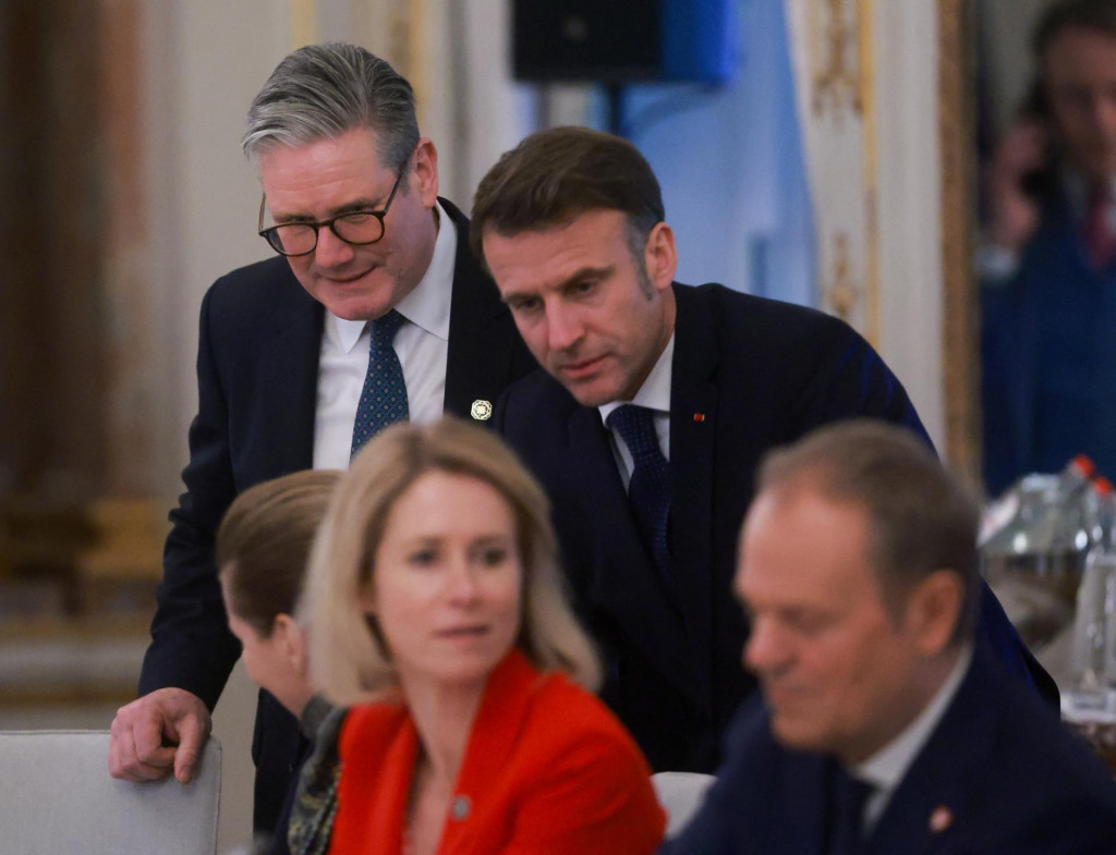 Britský premiér Keir Starmer, francúzsky prezident Emmanuel Macron, vysoká predstaviteľka pre zahraničné veci a bezpečnostnú politiku Kaja Kallasová a poľský premiér Donald Tusk sa zúčastňujú na neformálnom stretnutí lídrov EÚ v Bruseli. FOTO: Reuters