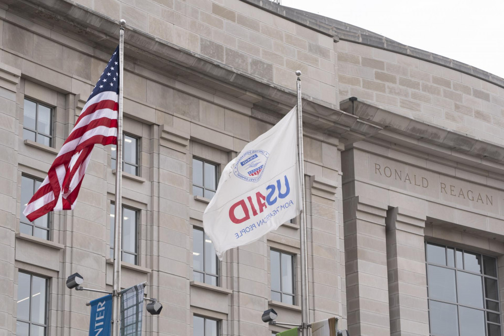 Na snímke zľava vlajka Agentúry USA pre medzinárodný rozvoj (USAID) a americká vlajka vejú pred sídlom agentúry vo Washingtone. FOTO: TASR/AP