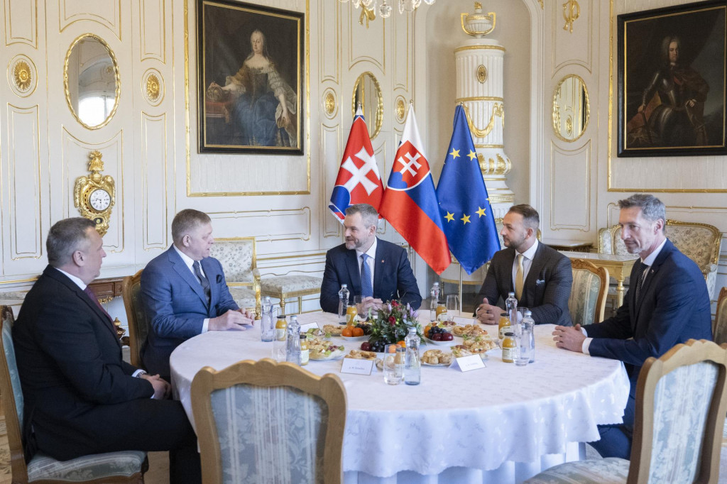 Prezident Peter Pellegrini (uprostred), premi&eacute;r Robert Fico (druh&yacute; zľava), predseda SNS a podpredseda N&aacute;rodnej rady Andrej Danko (vľavo), predseda strany Hlas a minister vn&uacute;tra Mat&uacute;&scaron; &Scaron;utaj E&scaron;tok (druh&yacute; sprava) a predseda KDH Milan Majersk&yacute; (vpravo). FOTO: TASR/Martin Baumann