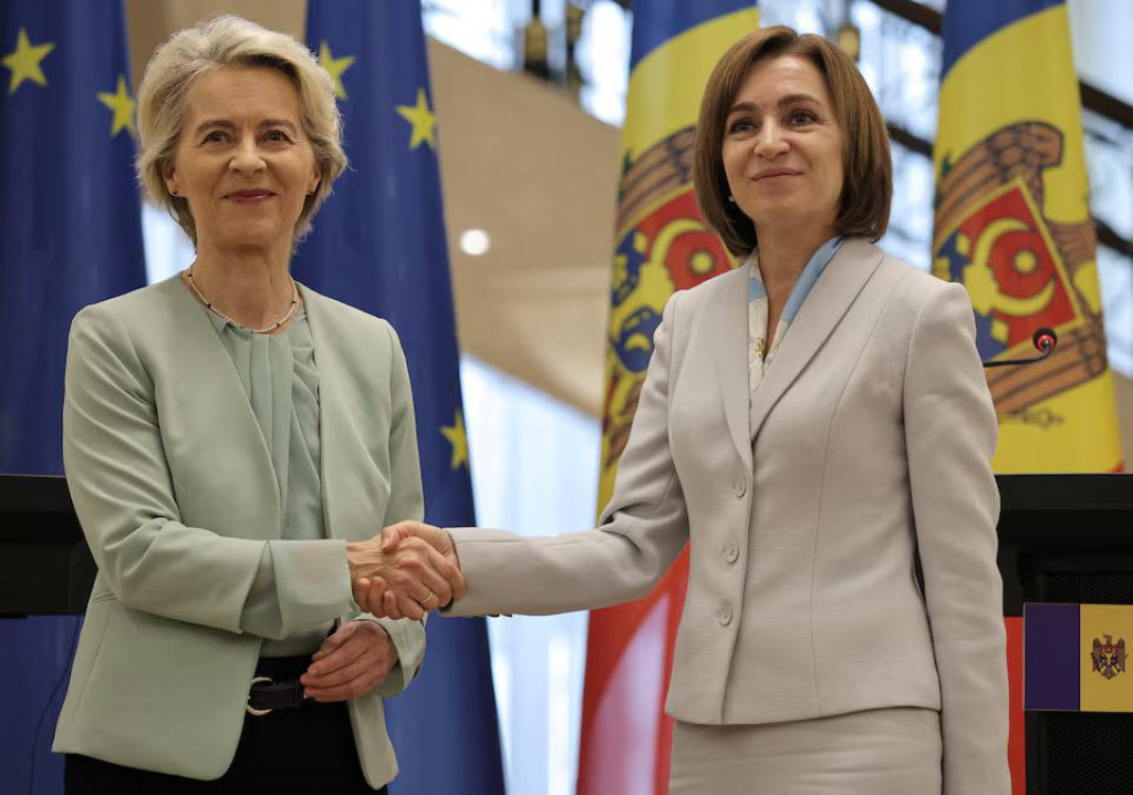 Predsedníčka Európskej komisie Ursula von der Leyenová si podáva ruku s moldavskou prezidentkou Maiou Sanduovou. FOTO: Reuters