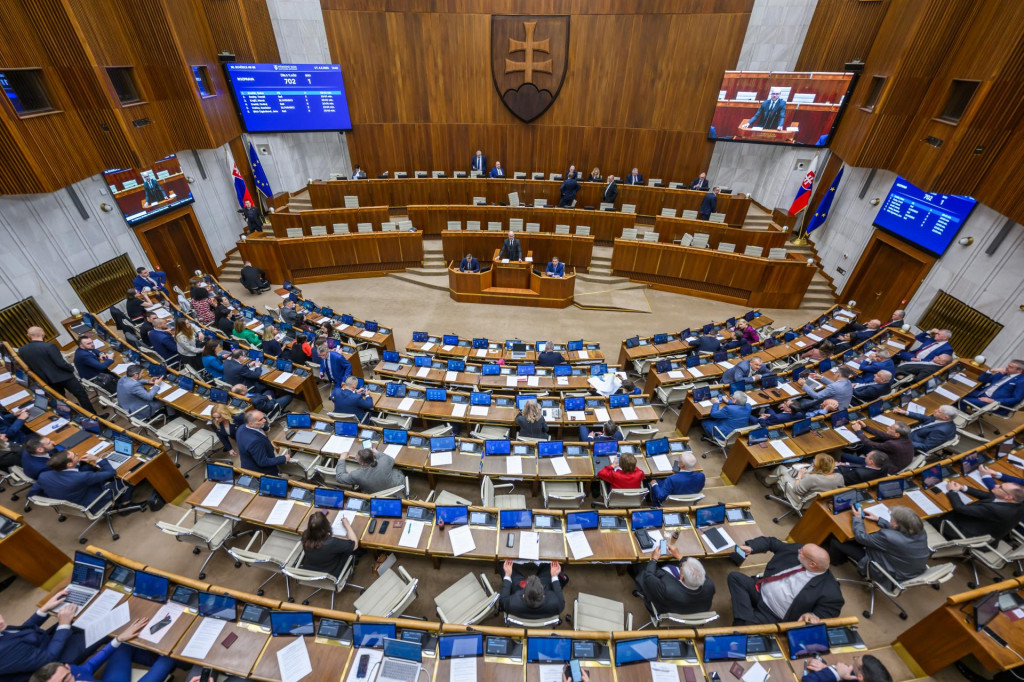 Poslanci a poslankyne Národnej rady sedia v rokovacej sále počas mimoriadnej schôdze parlamentu k zdravotníckemu a stavebnému zákonu v Bratislave. FOTO: TASR/Jaroslav Novák