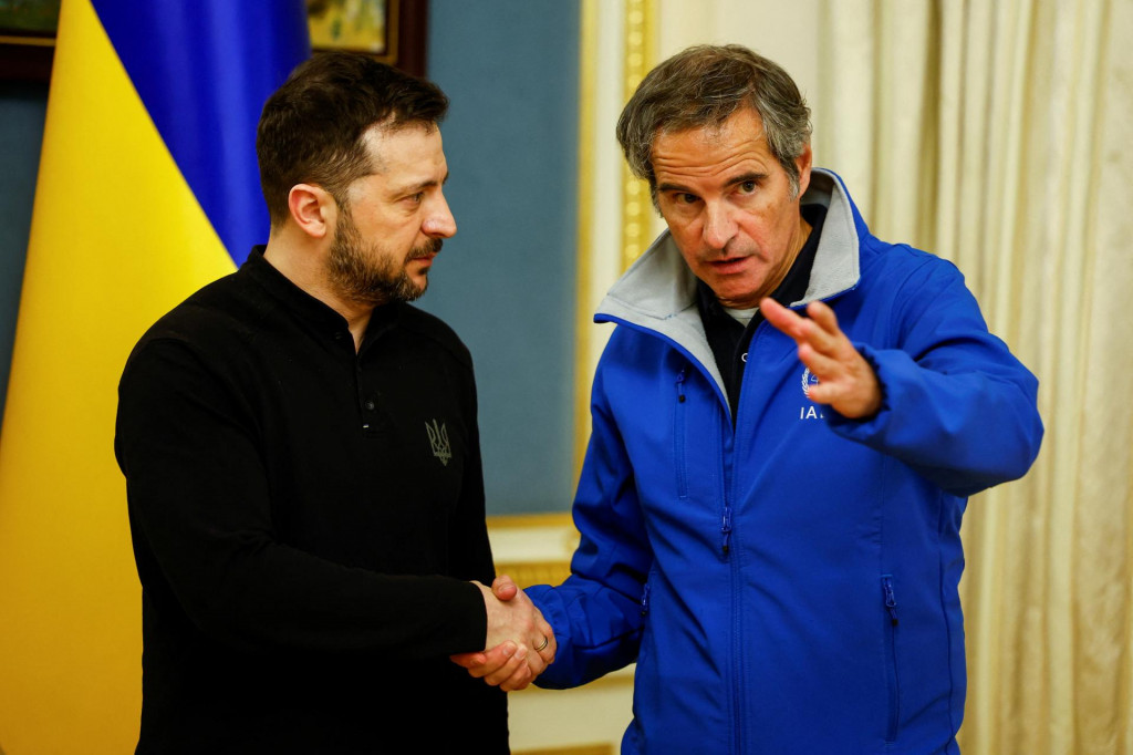Ukraine‘s President Volodymyr Zelenskiy and International Atomic Energy Agency (IAEA) Director General Rafael Grossi shake hands as they meet, in Kyiv, amid Russia‘s attack on Ukraine February 4, 2025. REUTERS/Alina Smutko FOTO: Alina Smutko
