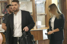 Príchod obžalovaného Adama Puškára na súd. FOTO: HN