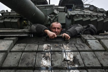 Ukrajinský vojak sa zúčastňuje výcviku. FOTO: Reuters