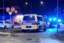 Policajné autá prechádzajú neďaleko vzdelávacieho centra pre dospelých Campus Risbergska school po útoku vo švédskom Örebre. FOTO: Reuters