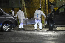 Forenzní experti pracujú na mieste streľby vo vzdelávacom centre vo švédskom meste Örebro. FOTO: TASR/AP