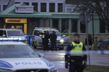 Policajti hliadkujú pred vzdelávacím centrom pre dospelých Campus Risbergska vo švédskom meste Örebro. FOTO: TASR/AP