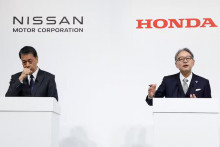 Makoto Uchida, generálny riaditeľ spoločnosti Nissan Motor Corporation a Toshihiro Mibe, výkonný riaditeľ spoločnosti Honda, sa zúčastňujú na spoločnej tlačovej konferencii o rokovaniach o zlúčení v Tokiu. FOTO: Reuters