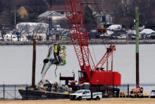 Čln nesúci žeriav presúva časti vraku z rieky Potomac. FOTO: Reuters