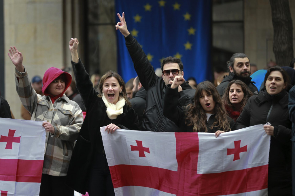 Demonštranti protestujú v Tbilisi. FOTO: TASR/AP