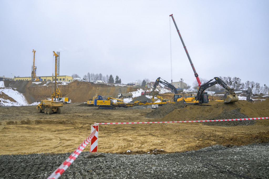 Stavebný ruch na prebiehajúcej výstavbe novej vojenskej nemocnice v Prešove. FOTO: TASR/Veronika Mihaliková
