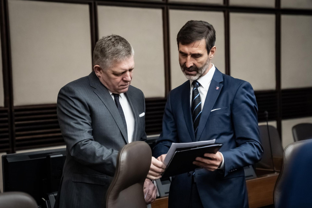 Na snímke premiér Robert Fico (vľavo) a minister zahraničných vecí Juraj Blanár na úrade vlády. FOTO: úrad vlády