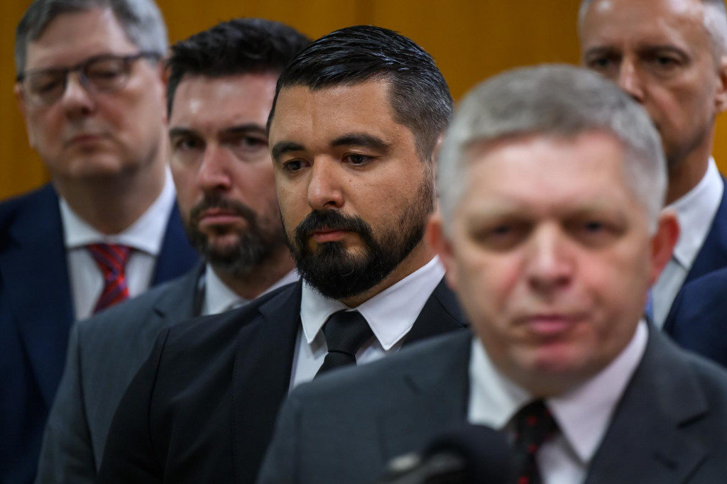 Na snímke v popredí predseda vlády SR Robert Fico (Smer-SD) s podporou najvyšších štátnych úradníkov hovoril o potlačení hrozby štátneho prevratu. FOTO: TASR/J. Novák