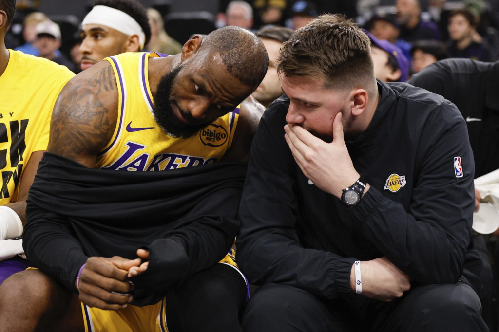 Pokiaľ zafunguje chémia medzi novými spoluhráčmi – LeBronom Jamesom a Lukom Dončičom, fanúšikovia Los Angeles Lakers sa môžu tešiť na úspešné basketbalové časy. FOTO: TASR/AP