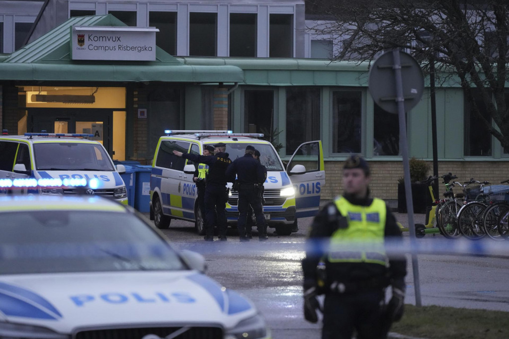 Policajti hliadkujú pred vzdelávacím centrom pre dospelých Campus Risbergska vo švédskom meste Örebro. FOTO: TASR/AP