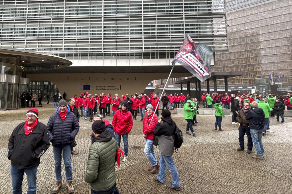 Členovia odborových zväzov nesú vlajku a pochodujú počas zhromaždenia, na ktorom vyzývajú na udržanie a vytvorenie dobrých pracovných miest v priemysle v Európe v Bruseli v stredu 5. februára 2025. FOTO: TASR/AP