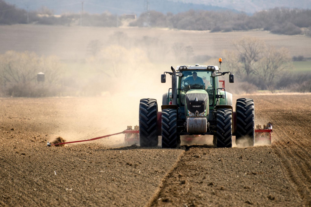 Aktuálne síce polia oddychujú, no prvé práce sa zvyčajne začínajú v priebehu marca. FOTO: TASR/H. Mišovič