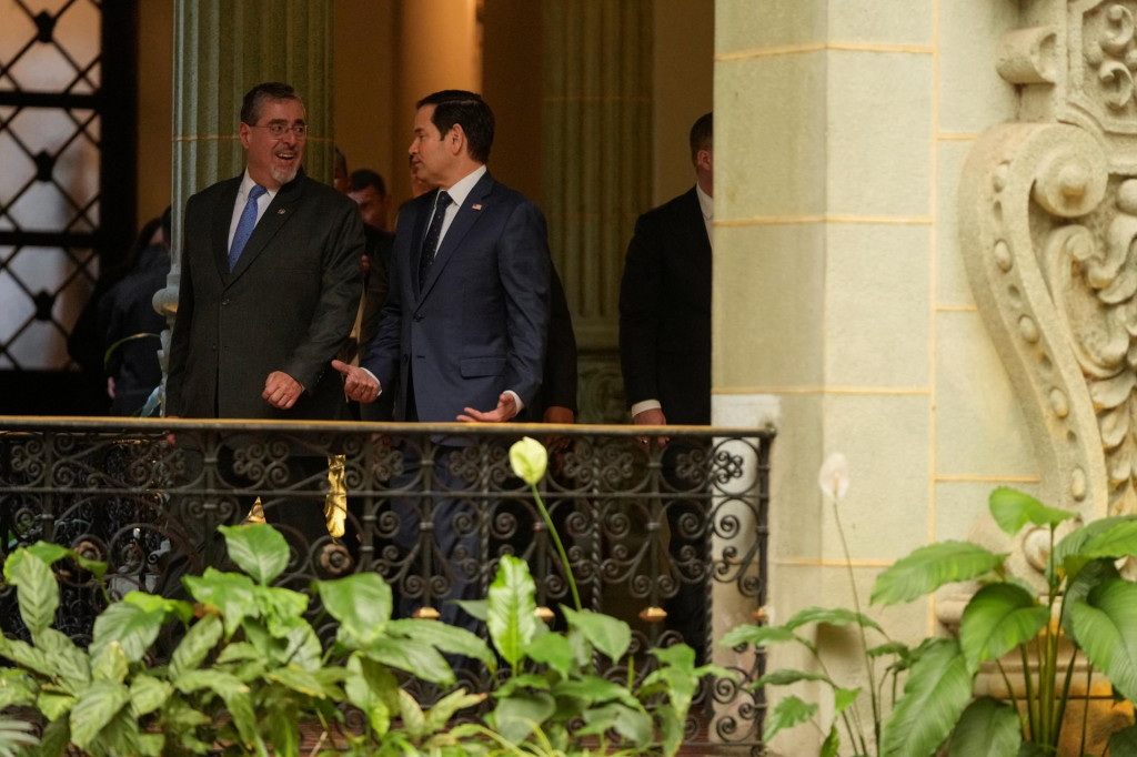 Americký minister zahraničných vecí Marco Rubio a guatemalský prezident Bernardo Arevalo. FOTO: Reuters