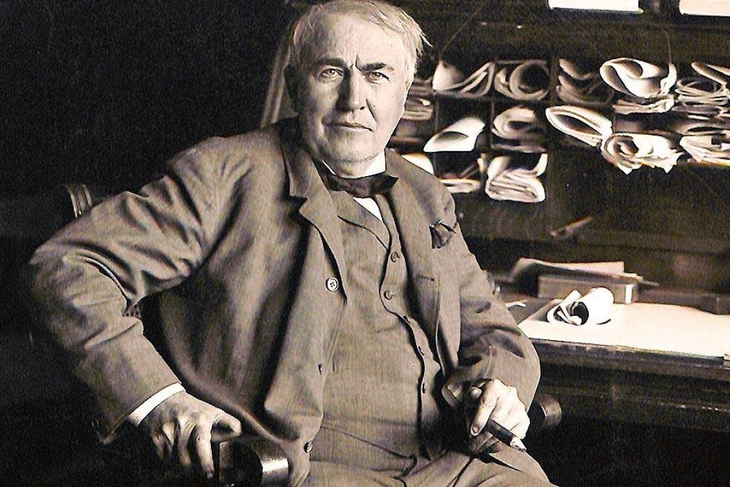 Americký vynálezca Thomas Alva Edison (1847 – 1931) vo svojej kancelárii.