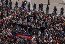 Demonštranti pred budovou parlamentu držali transparenty s nápisom „Nemám kyslík“, tieto slová povedala obeť smrteľnej vlakovej nehody z roku 2023, pri ktorej zahynulo 57 ľudí. FOTO: Reuters