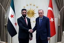 Sýrsky dočasný prezident Ahmad Šara a turecký prezident Recep Tayyip Erdogan. FOTO: REUTERS