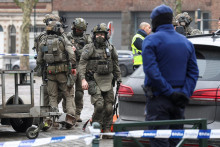 Policajti pracujú na stanici metra Clemenceau po streľbe v Bruseli. FOTO: Reuters