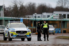 Policajti stoja v blízkosti školy Risbergska po smrteľnom streleckom útoku na centrum vzdelávania dospelých v meste Örebro vo Švédsku. FOTO: Reuters