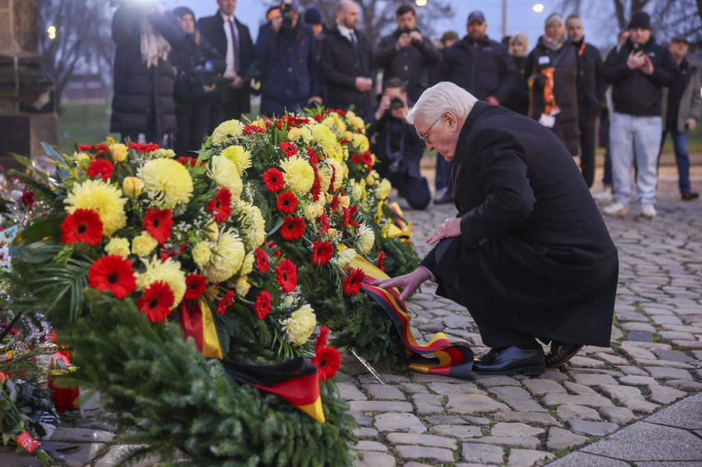Nemecký prezident Frank-Walter Steinmeier kladie veniec ku kostolu svätého Jána v nemeckom Magdeburgu. FOTO: TASR/AP