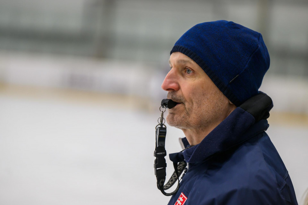 Tréner Miroslav Mosnár počas tréningu ženskej hokejovej reprezentácie pred odchodom na finálový turnaj kvalifikácie o postup na ZOH 2026. FOTO: TASR/Jaroslav Novák
