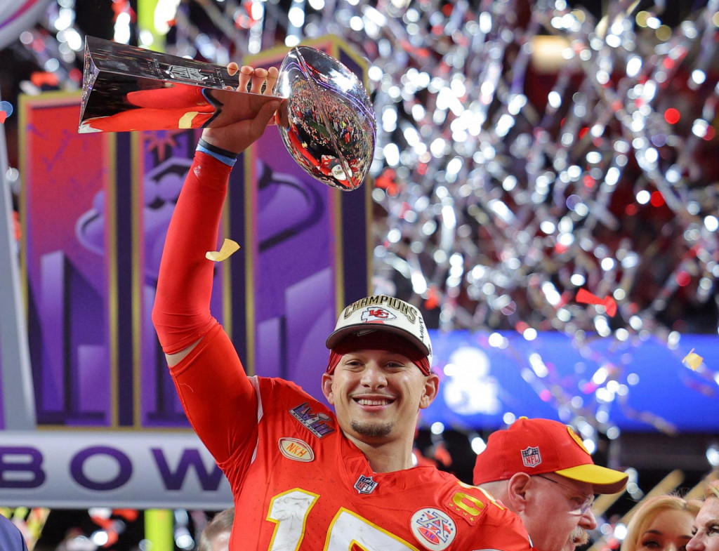 Pokiaľ by hviezdny quarterback Patrick Mahomes z tímu Kansas City Chiefs zodvihol Trofej Vincea Lombardiho aj tretí rok za sebou, išlo by o historický míľnik v celej NFL. FOTO: Reuters