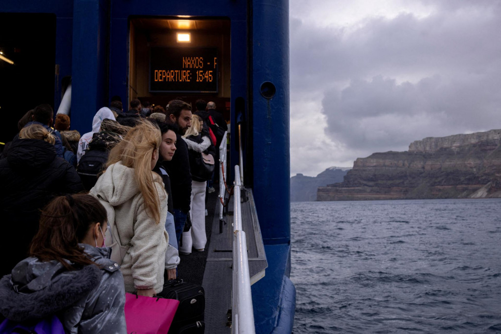 Ľudia nastupujú na trajekt do Pirea počas zvýšenej seizmickej aktivity na ostrove Santorini. FOTO: Reuters