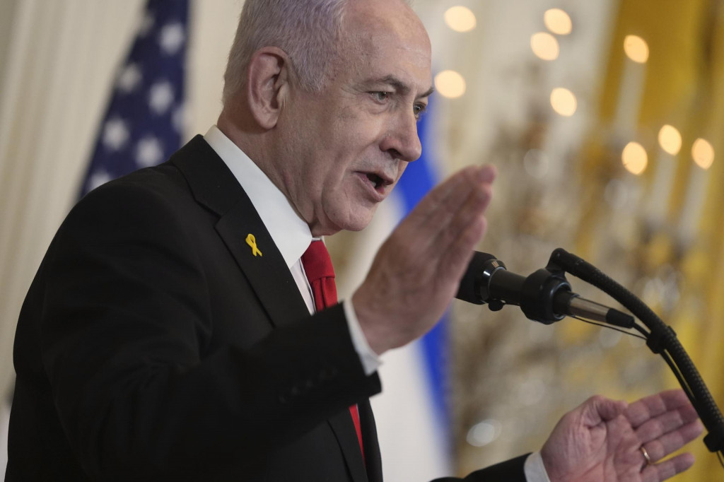 Izraelský premiér Benjamin Netanjahu gestikuluje počas spoločnej tlačovej konferencie s americkým prezidentom Donaldom Trumpom (nie je na snímke) v Bielom dome vo Washingtone v utorok 4. februára 2025. FOTO: TASR/AP