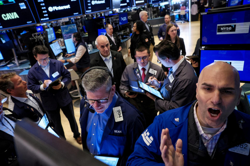 Burzoví makléri obchodujú na newyorskej burze cenných papierov. FOTO: Reuters