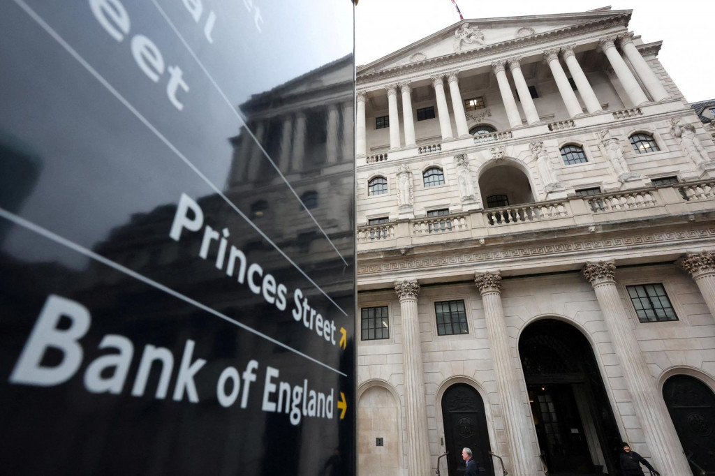 V blízkosti budovy Bank of England v Londýne vidno smerovú značku banky. FOTO: Reuters
