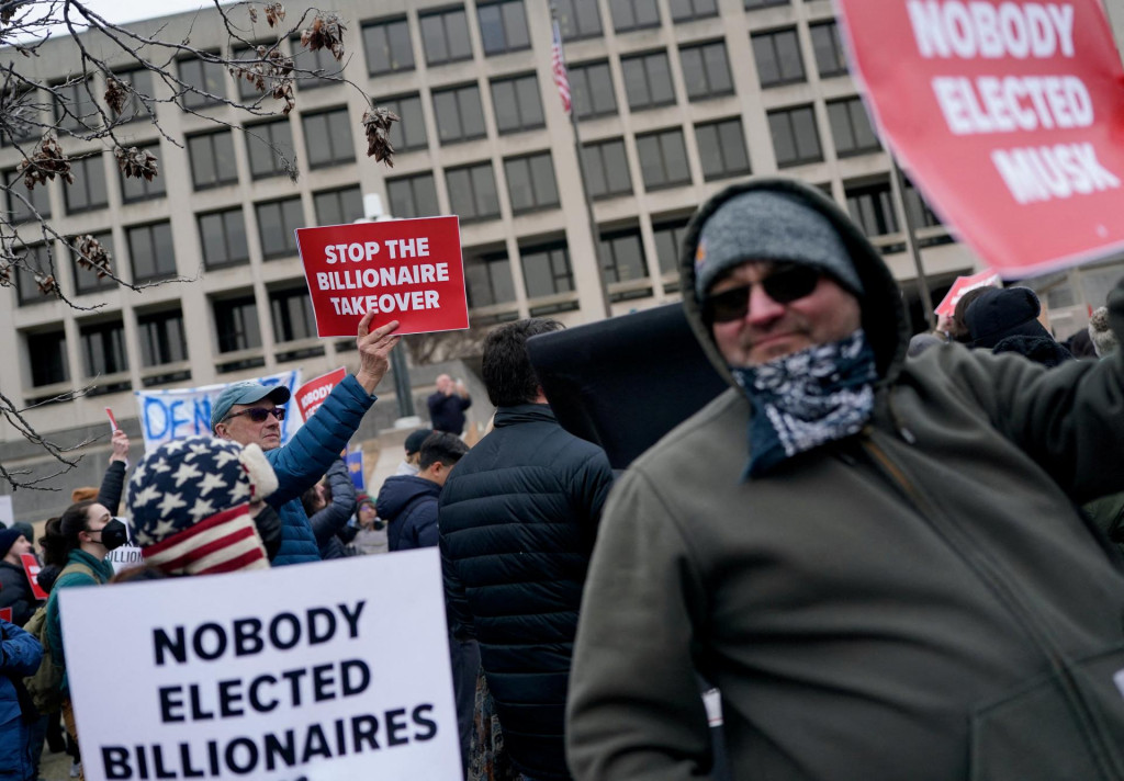 Trump po svojej inaugurácii podpísal niekoľko dekrétov, ktoré vyvolali vlnu kritiky. FOTO: REUTERS