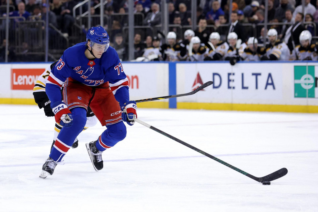 NY Rangers zdolali Boston 3:2 a už len štyri body ich delia od postupových pozícií vo Východnej konferencii. Rozhodujúci gól vsietil v 52. minúte v oslabení Chris Kreider. FOTO: REUTERS