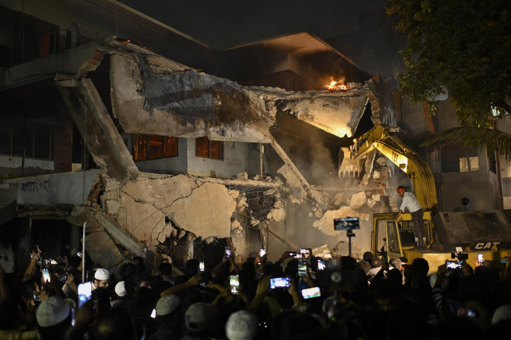 Demonštranti útočia na rodný dom bývalej bangladéšskej premiérky Hasíny Vadžídovej v bangladéšskej metropole Dháka. FOTO: TASR/AP