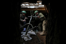 Ukrajinskí vojaci sa pripravujú na streľbu z mínometu na ruské jednotky na frontovej línii neďaleko mesta Toreck. FOTO: Reuters