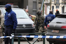 Príslušníci polície pracujú na stanici metra Clemenceau po streľbe v Bruseli (5. februára 2025). FOTO: Reuters