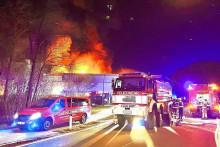 Požiar, ktorý vo štvrtok večer vypukol v továrni v Salzburgu, sa zatiaľ nepodarilo uhasiť. Zdroj: X/Der Virgül