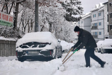 Obyvateľ odhŕňa sneh na ceste počas hustého sneženia v juhokórejskom meste Čondžu. FOTO: TASR/JONHAP