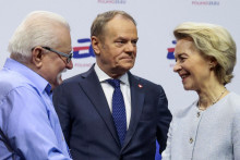Šéfka Európskej komisie Ursula von der Leyenová, poľský exprezident Lech Walesa a poľský premiér Donald Tusk. FOTO: REUTERS
