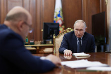Ruský prezident Vladimir Putin na stretnutí s ruským premiérom Michailom Mišustinom. FOTO: REUTERS