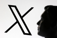 Na tomto obrázku je 3D vytlačený miniatúrny model Elona Muska a logo X. FOTO: Reuters