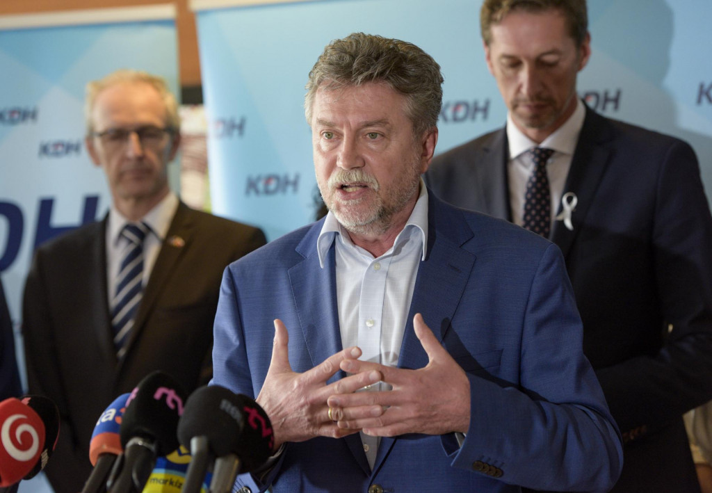V popredí člen predsedníctva KDH Jozef Hajko a predseda strany Milan Majerský. FOTO: TASR/Pavol Zachar