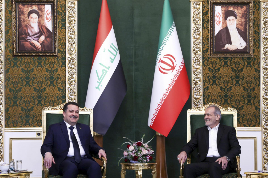 Iracký premiér Muhammad Šijá Súdání (vľavo) a iránsky prezident Masúd Pezeškiján (vpravo) sa usmievajú počas stretnutia v Teheráne v stredu 8. januára 2025. FOTO: TASR/AP