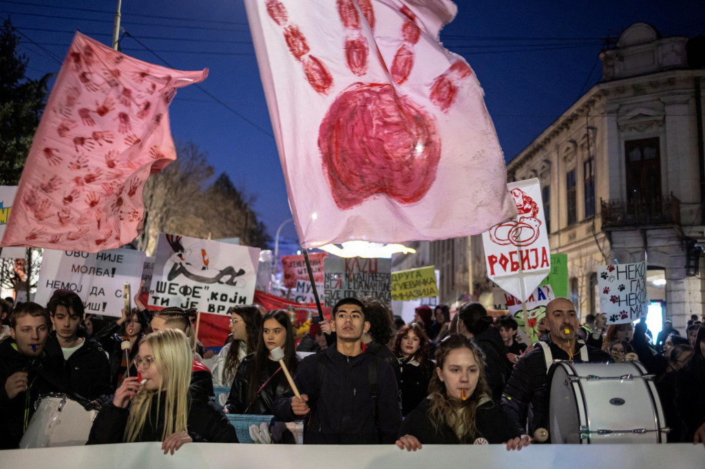 Vysokoškolskí i stredoškolskí študenti, profesori, farmári či motorkári prišli 4. februára na protest v stredosrbskom Kragujevaci. Mŕtvych z Nového Sadu si uctili 15 minútami ticha. FOTO: Reuters